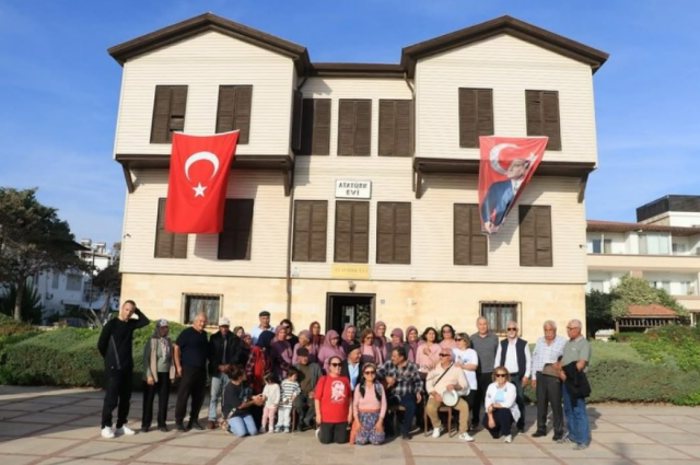 konya Büyükşehir Belediyesi’nin sosyal ve kültürel etkinlikler kapsamında düzenlediği özel bir gezi, Mut Çukurbağ Kırsal Mahallesi sakinlerini Silifke’nin tarihi miraslarıyla buluşturdu. Geziye katılanlar, Ulu Önder Mustafa Kemal Atatürk’ün anısını yaşatan önemli mekanlar olan Silifke Gazi Çiftliği ve Taşucu Atatürk Evi Müzesi’ni ziyaret etti.